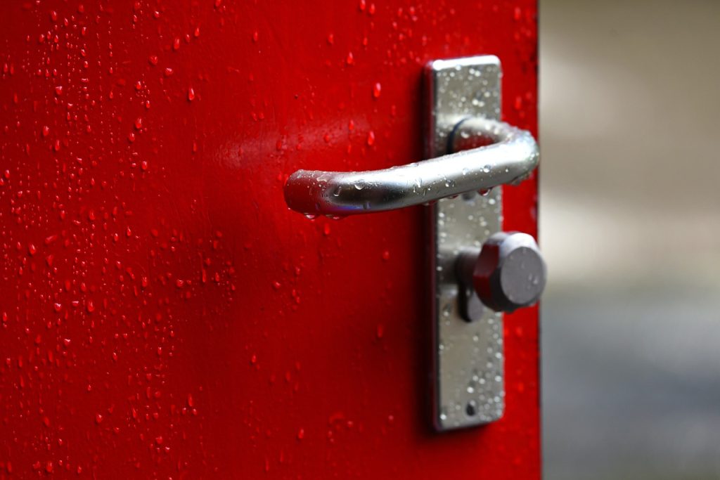 Le pied dans la porte, une technique de manipulation efficace pour vendre